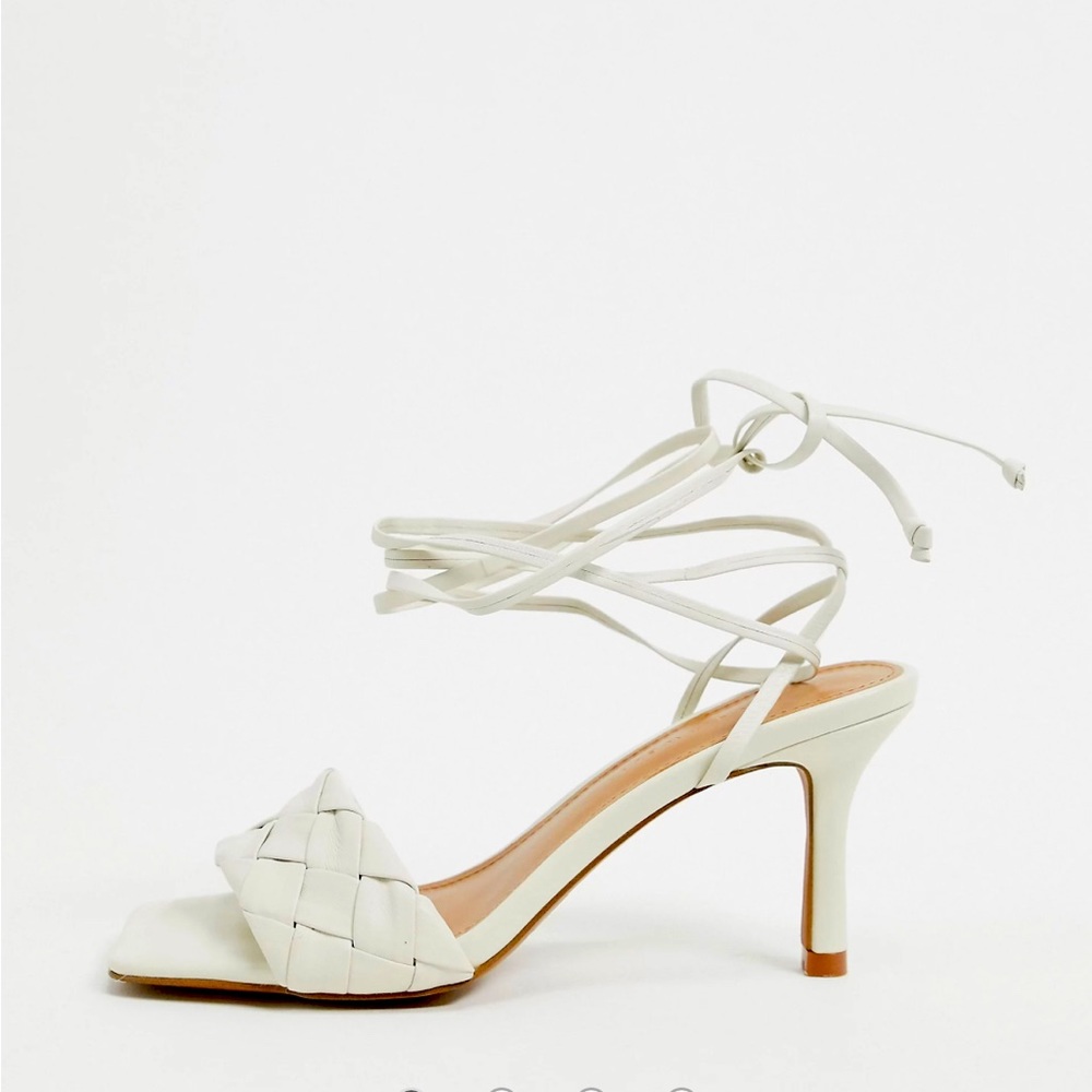 NWOT WHO WHAT WEAR Meard leather woven tie up heeled sandals in white Size 6